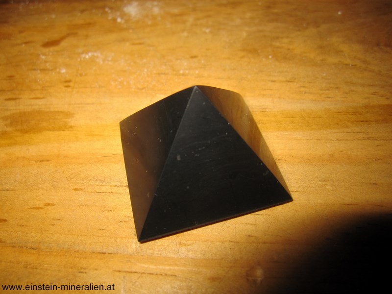 Schungit Pyramide 3,0cm poliert